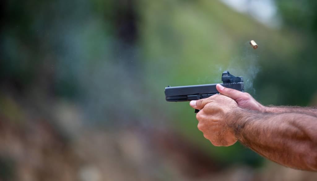 Šokantno dogajanje doma: V vinjenem stanju je streljal na družinskega člana