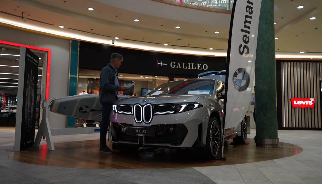 FOTO in VIDEO: V Europarku predstavili novi BMW iX3, obiskovalci si ga lahko ogledajo od blizu