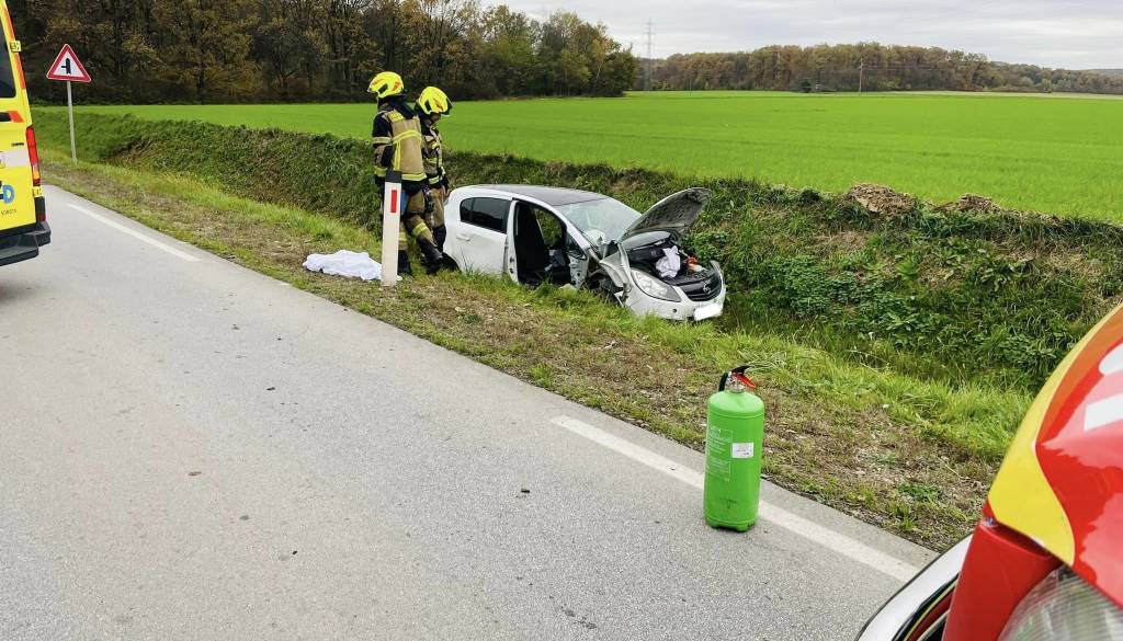Pri Vidmu huda prometna nesreča: voznik končal na njivi in odklonil preizkus alkohola