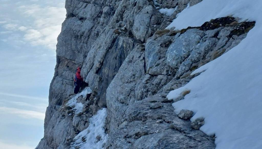 Drama v Severni Triglavski steni: Tuja alpinista reševali vso noč
