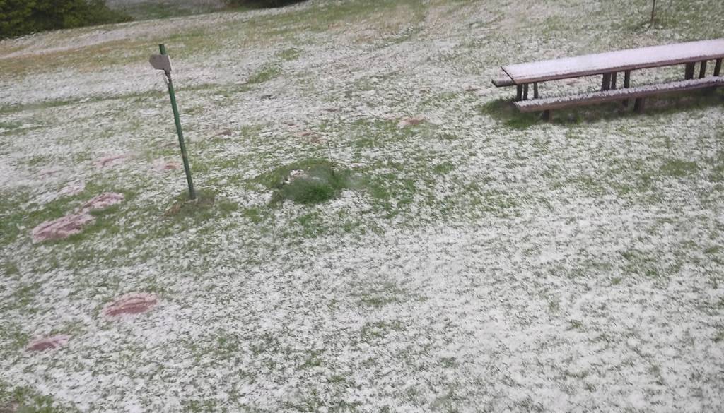 Slovenijo že zajelo neurje, ponekod padala tudi sodra