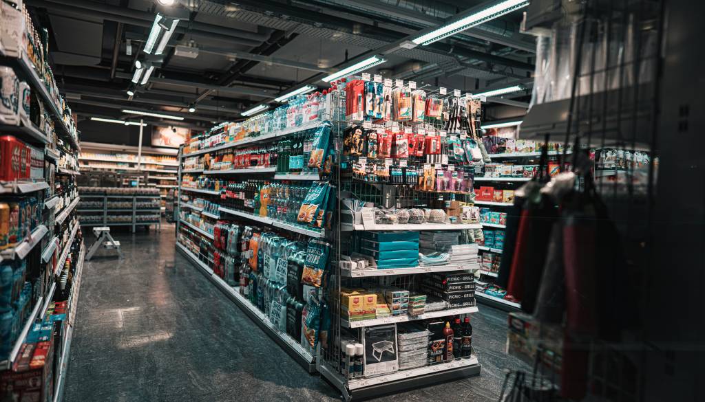 Kradel pred očmi zaposlenih, napadel varnostnika in zbežal s pomočjo drugega