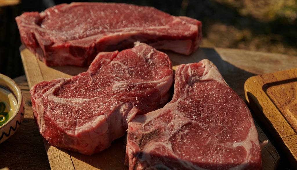 Neverjetno: Ker je sosed preglasno tolkel zrezke, ga je zmerjal in oklofutal