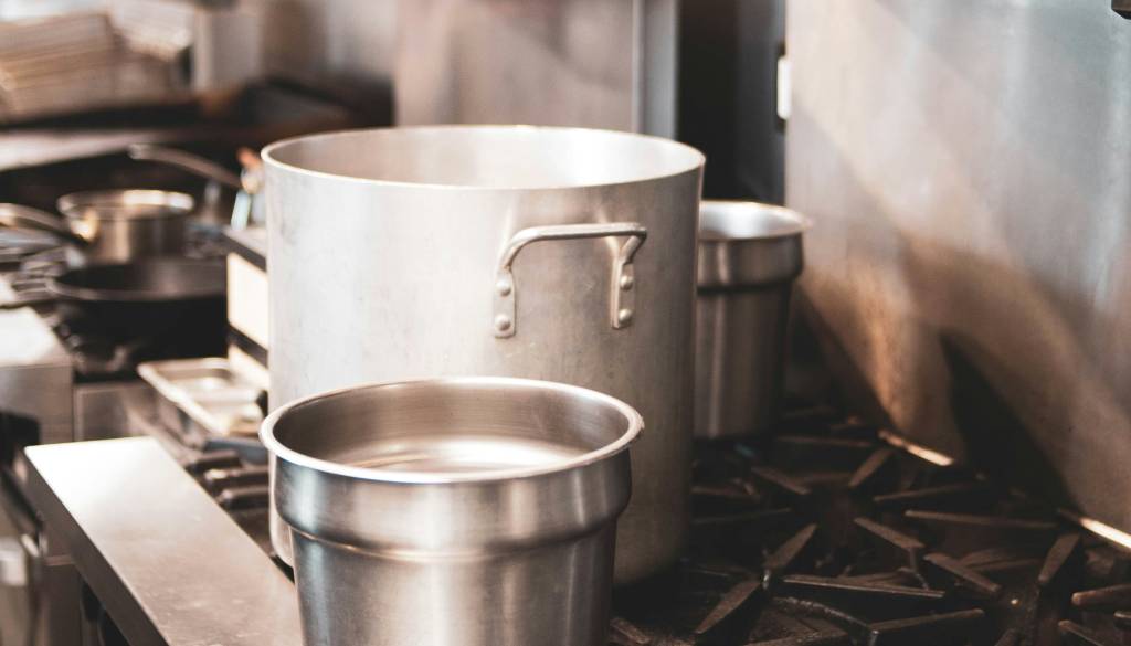 Kdo zaposluje na Gorenjskem? Pri gostinstvu Jezeršek iščejo pomivalca, na gimnaziji učitelja, v hotelu sobarico ...