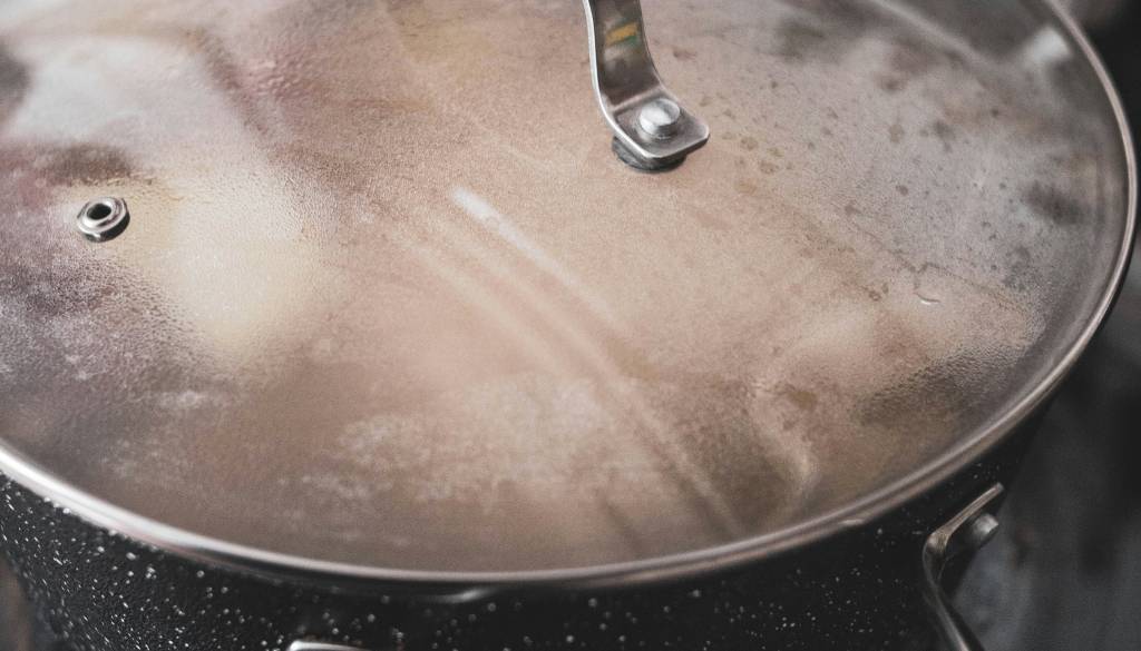 Mislila je, da kupuje kvalitetno posodo in predala zlat nakit