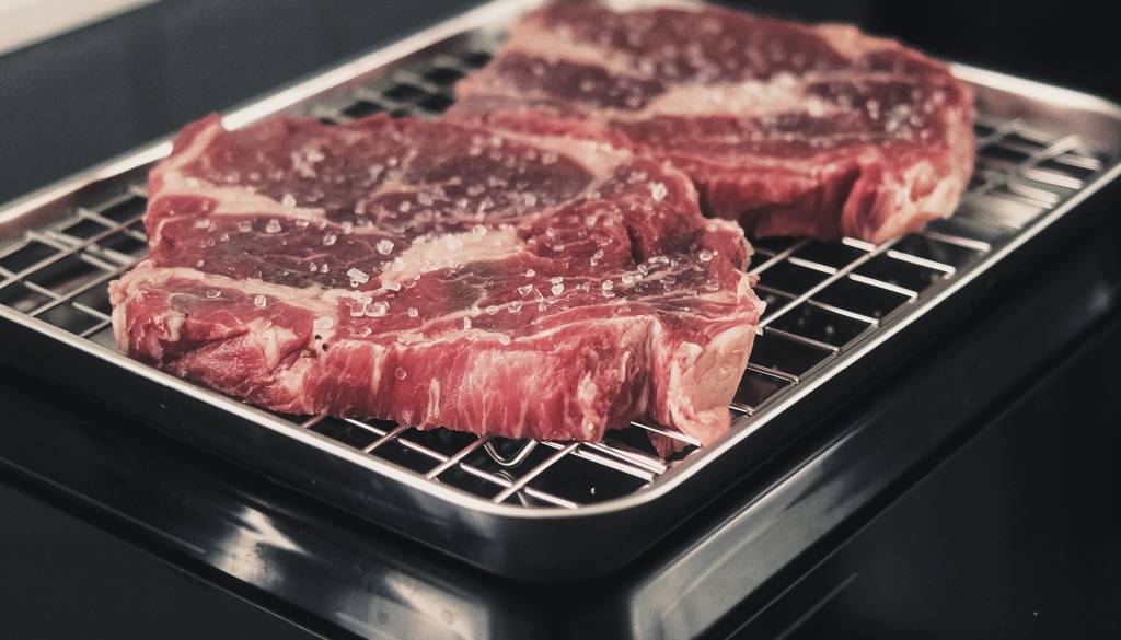 Sosedu s tolčenjem zrezkov dvignil pritisk, posredovati je morala celo policija 