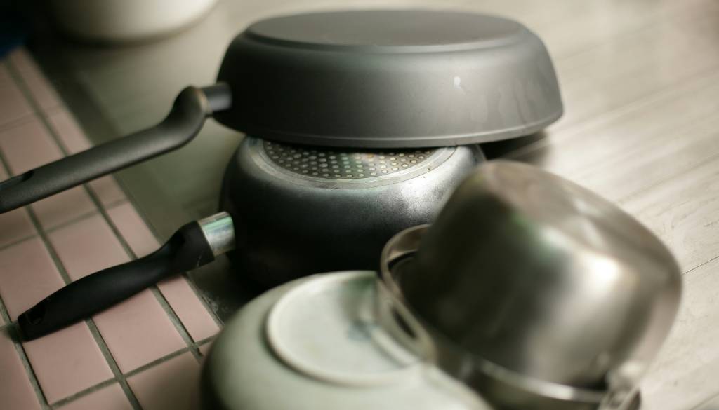 Prevarant 'kvalitetno posodo' prodal za dragocen nakit