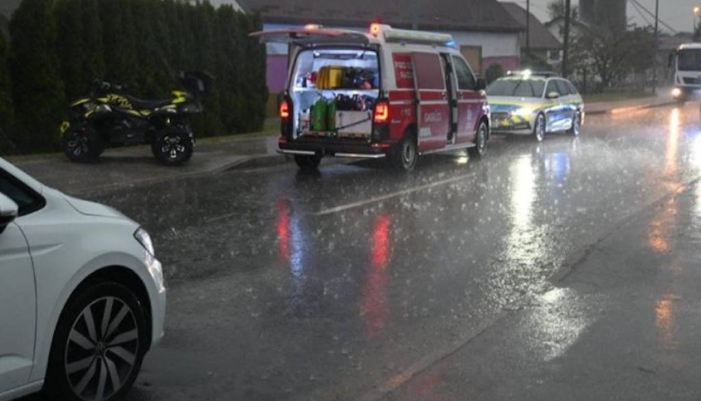 FOTO: V Pomurju trčenje avtomobila in štirikolesnika, ena oseba poškodovana