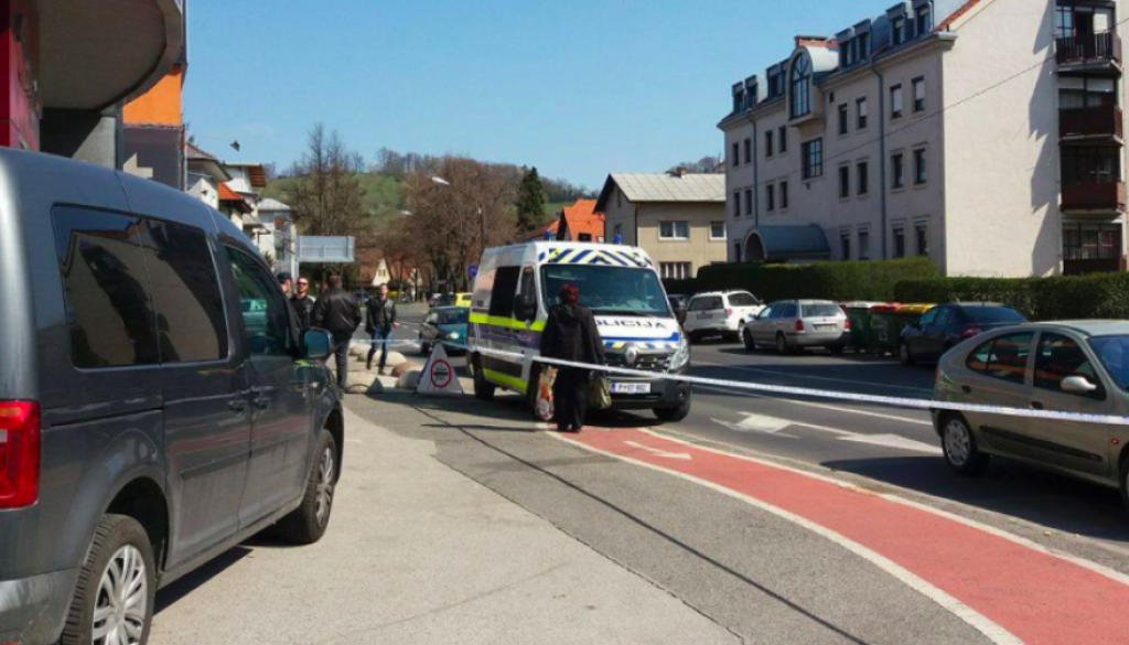 Poskus ropa v Mariboru: Storilec udaril varnostnika in zbežal