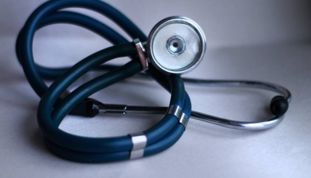 Na spletu spoznala ‘zdravnika’ in mu nakazala 5000 evrov, ko je zahteval to, je poklicala policijo