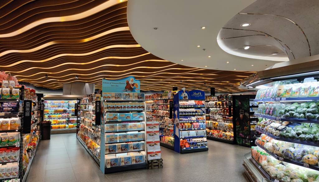 Kupil en izdelek, ostalo pa skril pod oblačila in pobegnil