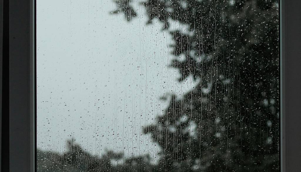 Gorenjska prva pod oblaki in padavinami, do večera preobrat po celi državi