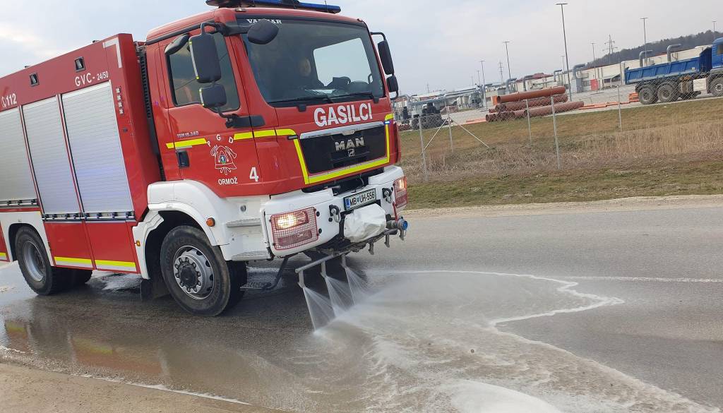 V Ormožu iz tovornjaka iztekal beton, onesnaženih 200 metrov vozišča