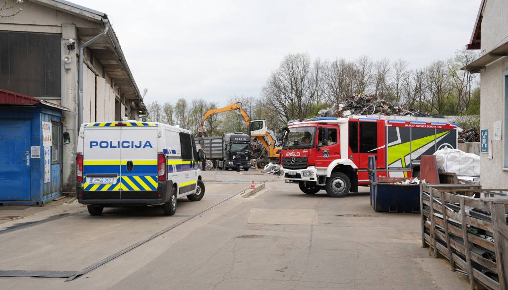 FOTO: Zagorelo v Dinosu v Murski Soboti, na terenu gasilci