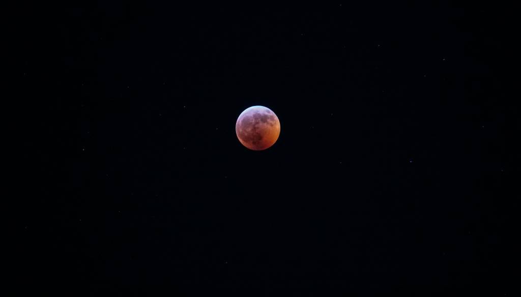 Rožnata polna luna prinaša razkritja - nekdo vas ni nikoli pozabil