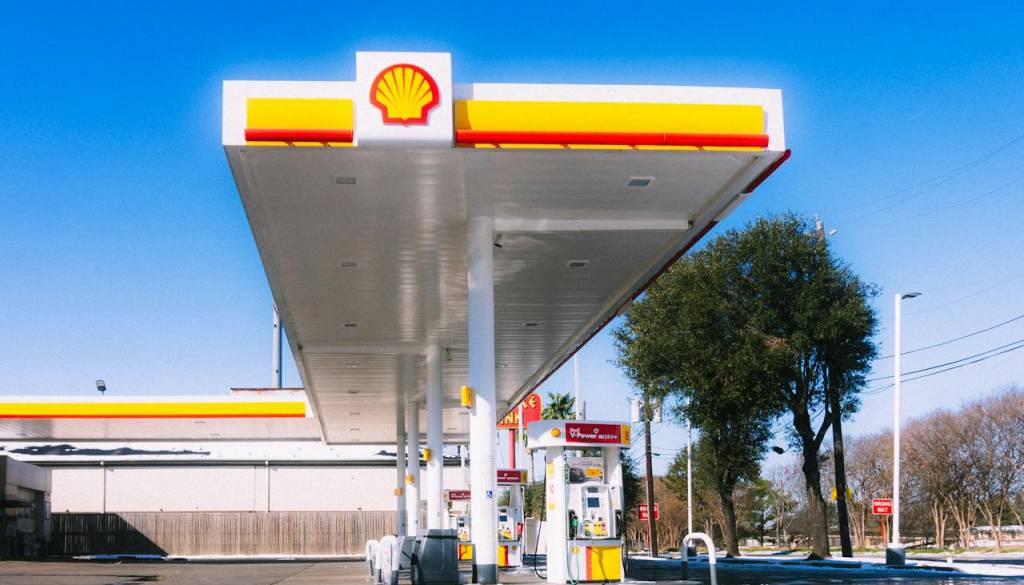 V Avstriji za 24 ur znižali cene goriv: Se splača skočiti tankat?