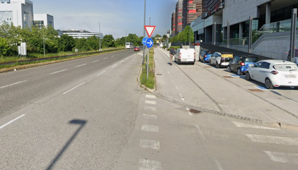 Domačini ogorčeni, pločnik ob Stožicah se spreminja v parkirišče