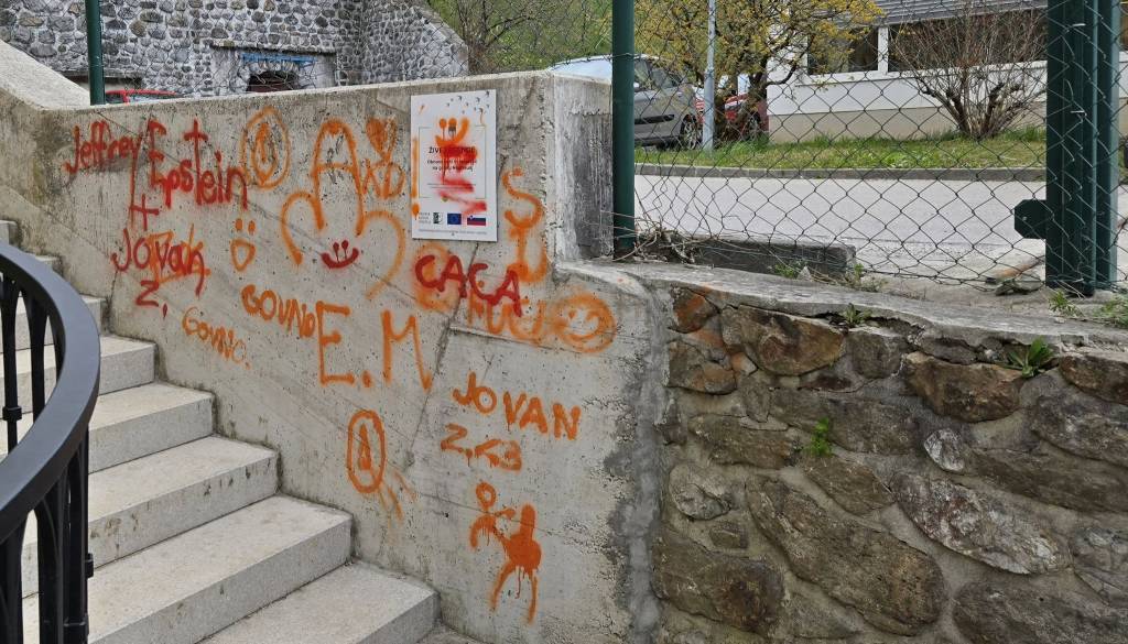 Nov grafit pri OŠ v Tržiču razburil domačine: »Bolj kot vandalizem moti napisano ime«