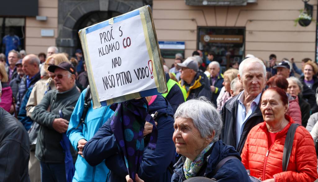 FOTO in VIDEO: 'Zastrupljanje pitne vode' ali politični obračun? V Ljubljani znova protest zaradi kanala C0