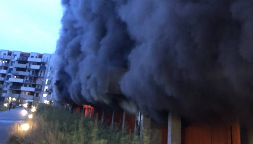 Velik požar v Gradcu: Steber dima nad mestom, okoli 20 ljudi v bolnišnici