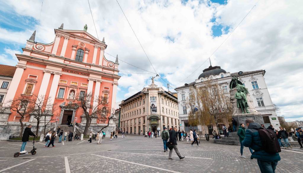 Na Prešernovem trgu naj bi neznanka napadala mimoidoče ženske: »Udarci v hrbet, nato pa mirno odide«