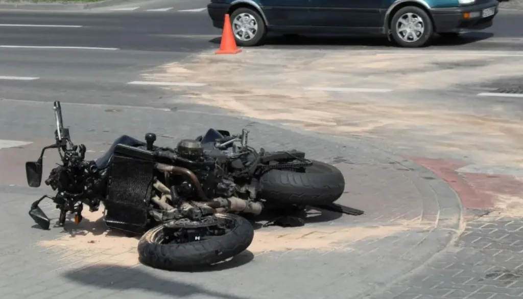 Prometna nesreča na Štajerskem: Voznica avtomobila izsilila prednost, motoristka utrpela hujše poškodbe