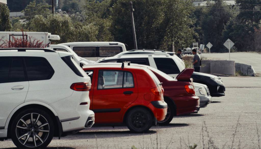 Jeza Jeseničanov zaradi pomanjkanja parkirišč: »Gremo parkirat pred občino, da vidijo, kako je.«