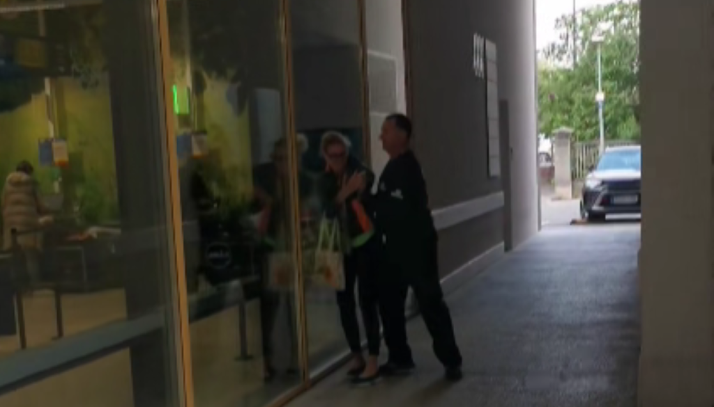 VIDEO: Lidlovi varnostniki nasilno nad nakupovalko zaradi suma kraje: »Davil je gospo, ker naj bi nekaj ukradla«