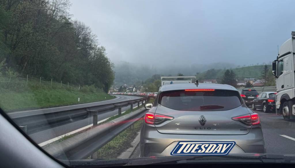 FOTO: Na hitri cesti Pesnica - Maribor je prišlo do prometne nesreče