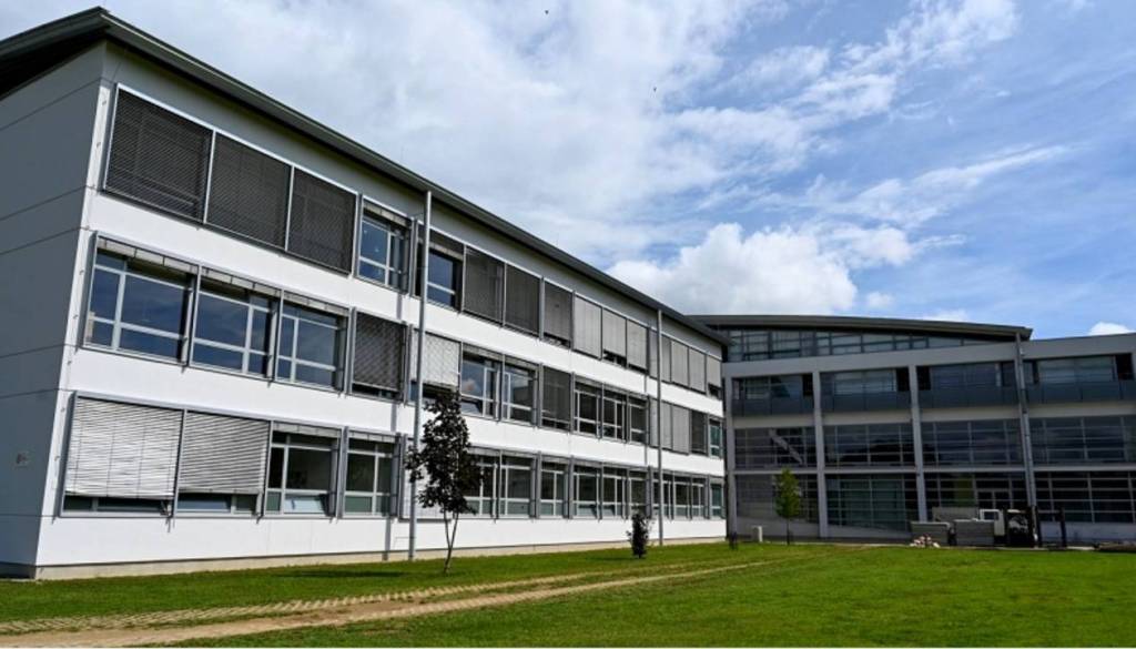 Kaj se dogaja s streho novomeške šole? Pol leta po neurju na strehi še vedno folija, ki vsake toliko pušča