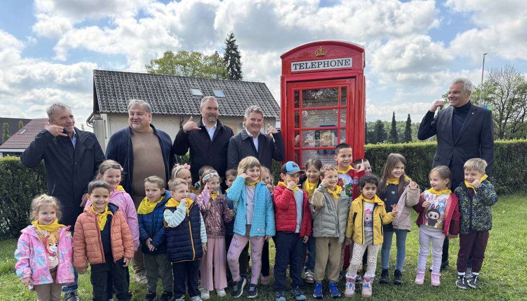 FOTO in VIDEO: Legendarna britanska govorilnica se je vrnila na Pobrežje