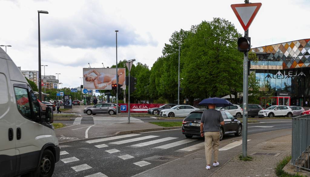 FOTO in VIDEO: 'Jankovićev' režim razdvaja Ljubljano – pešci v strahu pri Aleji, občina: križišče je varno