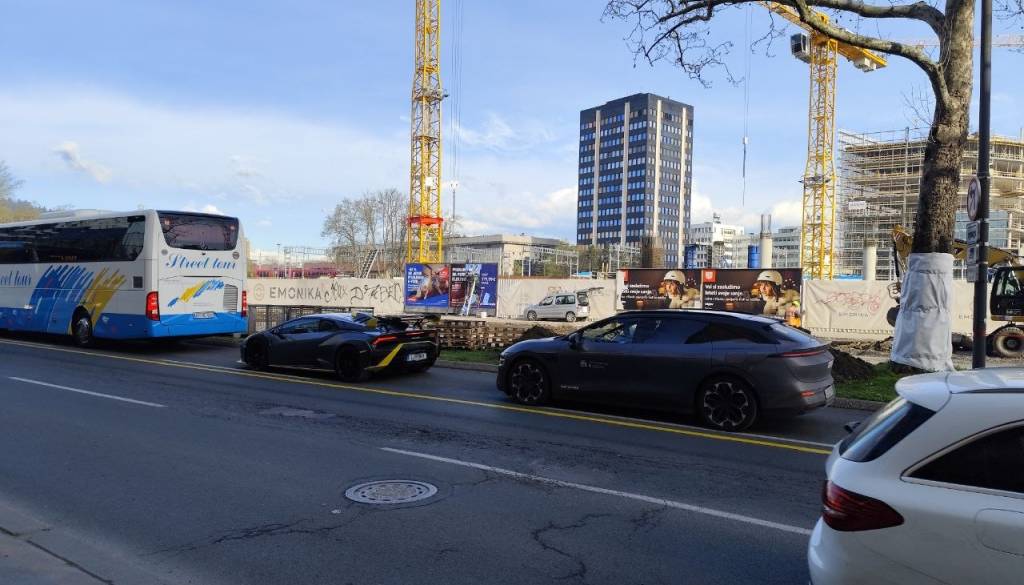 Divjanje v centru Ljubljane: Luksuzni avtomobili z glasnimi izpuhi motijo prebivalce, redarstvo priznava nemoč