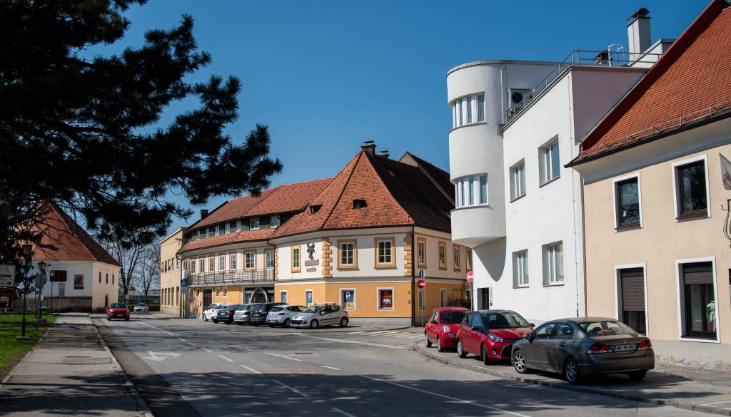 Turisti v modri coni na Ptuju parkirajo za en evro na dan, domačini dražje