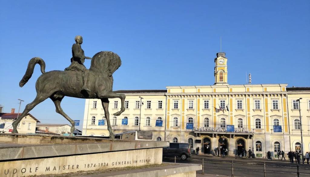 Ljubljana razmišlja o premiku spomenika Rudolfu Maistru: Bo ikonični konjenik moral zapustiti vrata mesta?