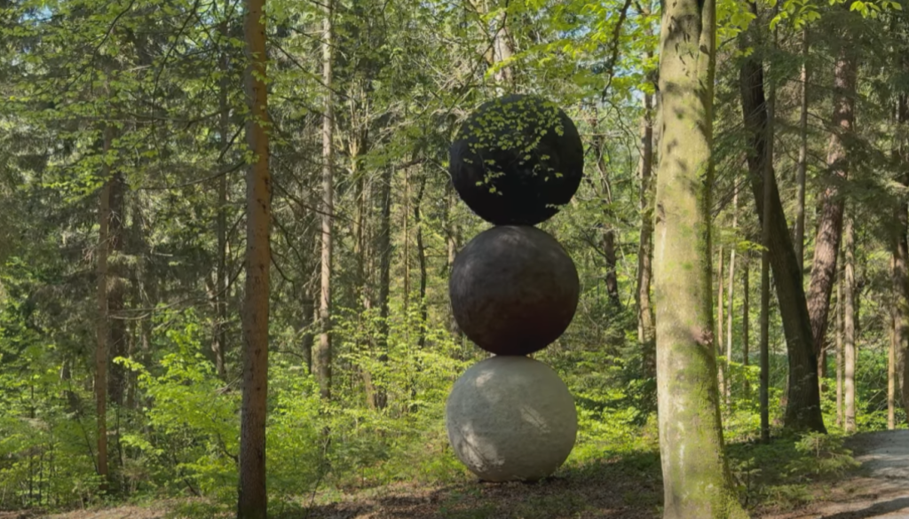 Sprehajalci po Rožniku začudeni in prestrašeni: Kaj so te tri krogle sredi gozda?