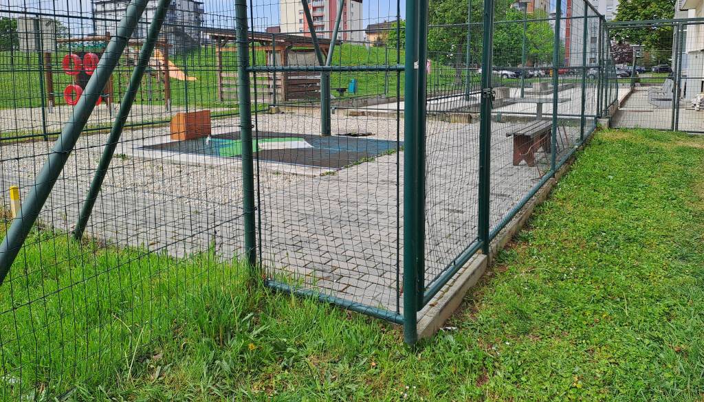 Spor zaradi devetih kvadratnih metrov? Rusko kegljišče posega na sosednjo parcelo