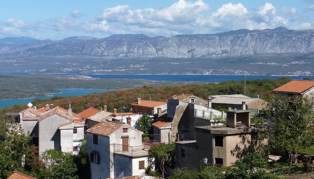 V več hrvaških srednjih šolah grožnje z bombo, evakuacije v teku
