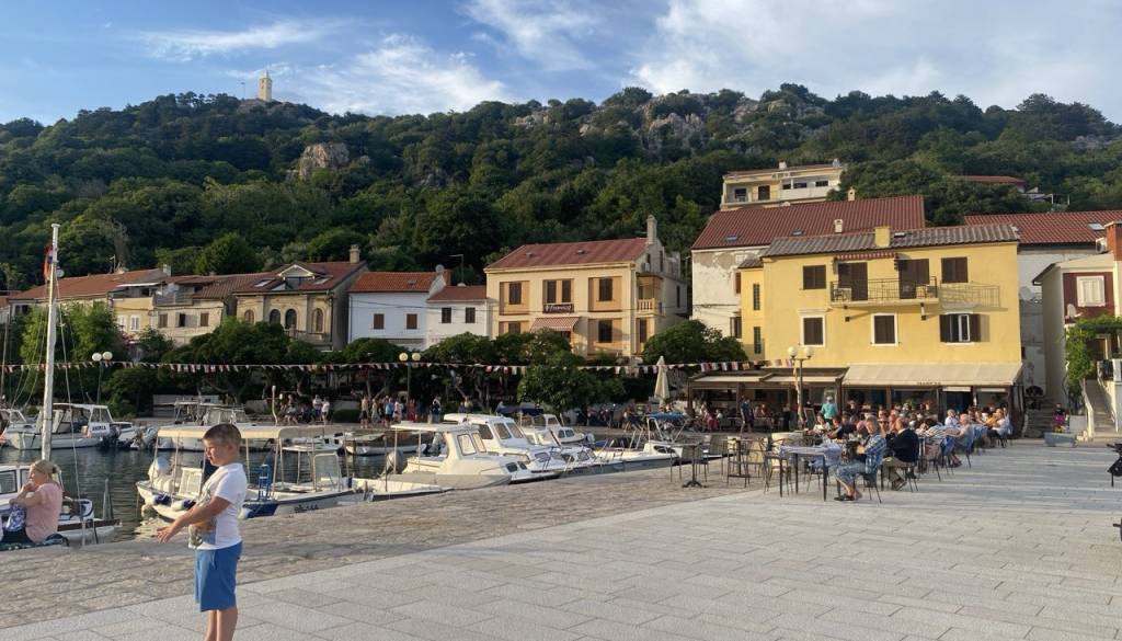 Več hrvaških srednjih šol prejelo grožnje z bombo, evakuacije tudi na Krku