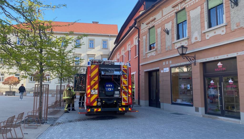 FOTO: Na Ptuju posredovali gasilci zaradi iztekanja vode