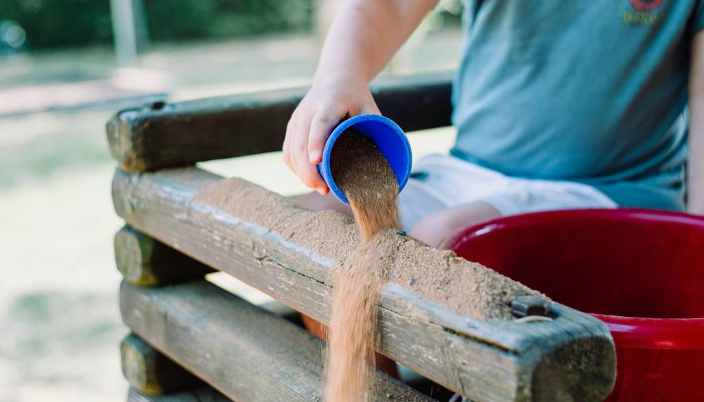 Starši prejeli nujno opozorilo: Igrače s peskom lahko vsebujejo azbest
