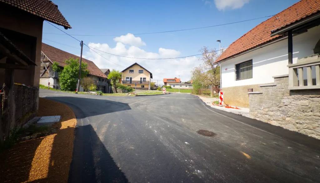 Zaključili pol kilometra dolgo prenovo ceste. Naselje ob meji se veseli 'zaključka' projekta