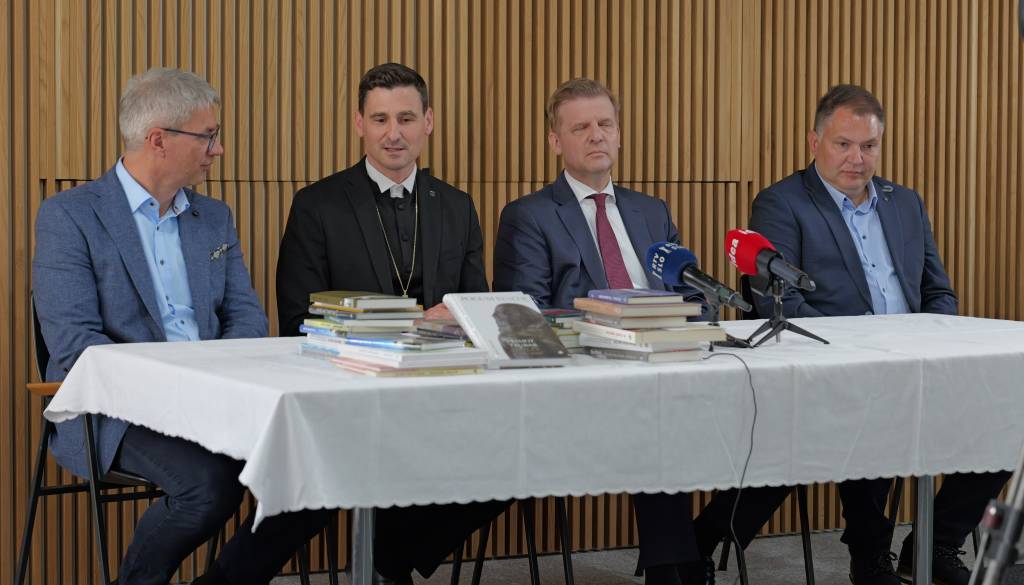 FOTO: Evangeličanska cerkev prejela dragoceno knjižno donacijo