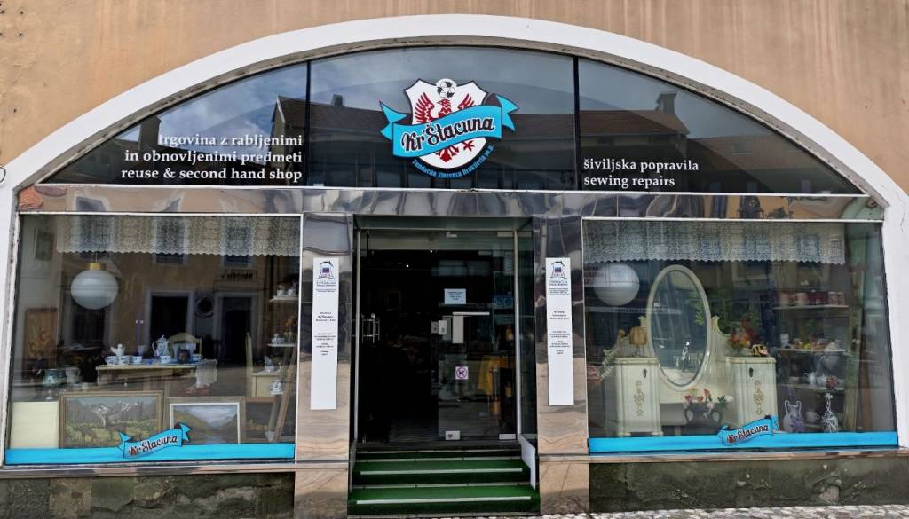 FOTO in VIDEO: Ne boste verjeli, kaj vse najdete v tej trgovini v Kranju – najlepše stvari iz druge roke