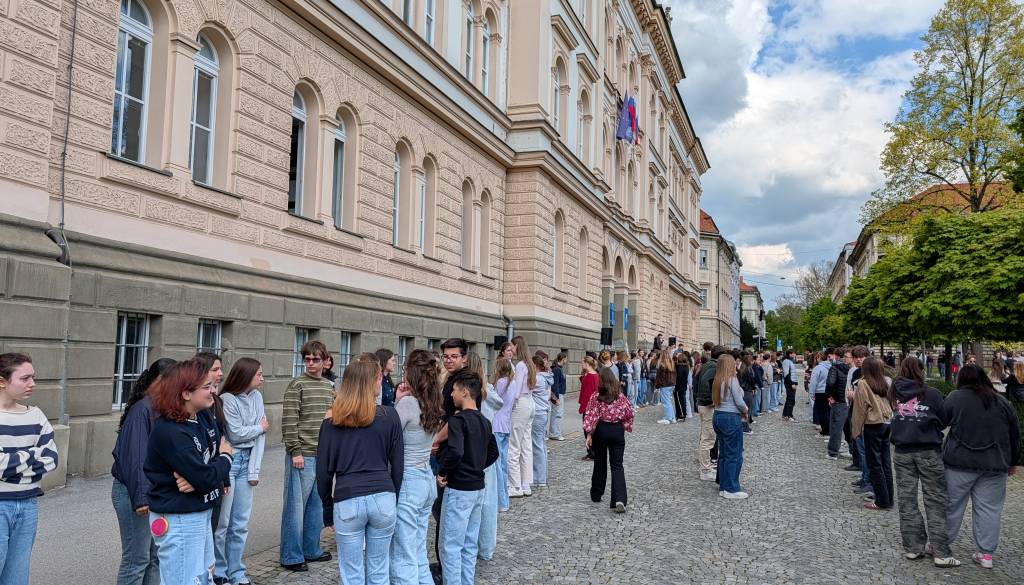 FOTO in VIDEO: Dijaki Prve gimnazije Maribor zaplesali četvorko