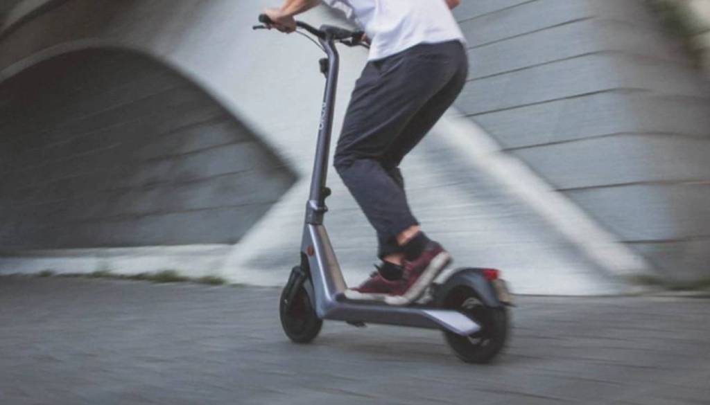 Hude poškodbe na Celovški: Zadrogiran voznik e-skiroja z veliko hitrostjo trčil v kolesarko