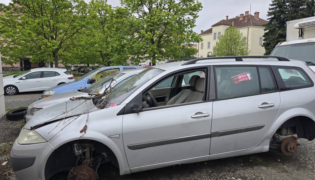 FOTO: Zapuščena vozila zasedajo parkirišča v Mariboru. Koliko jih odpelje pajek in koliko jih izgine že po opozorilu?
