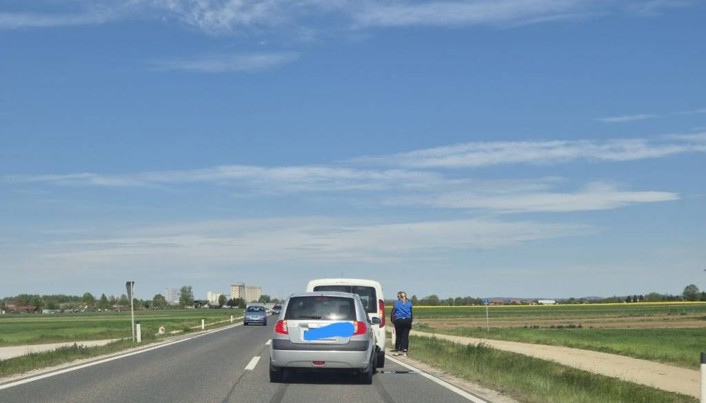 FOTO: Trčili osebni vozili, promet je oviran 