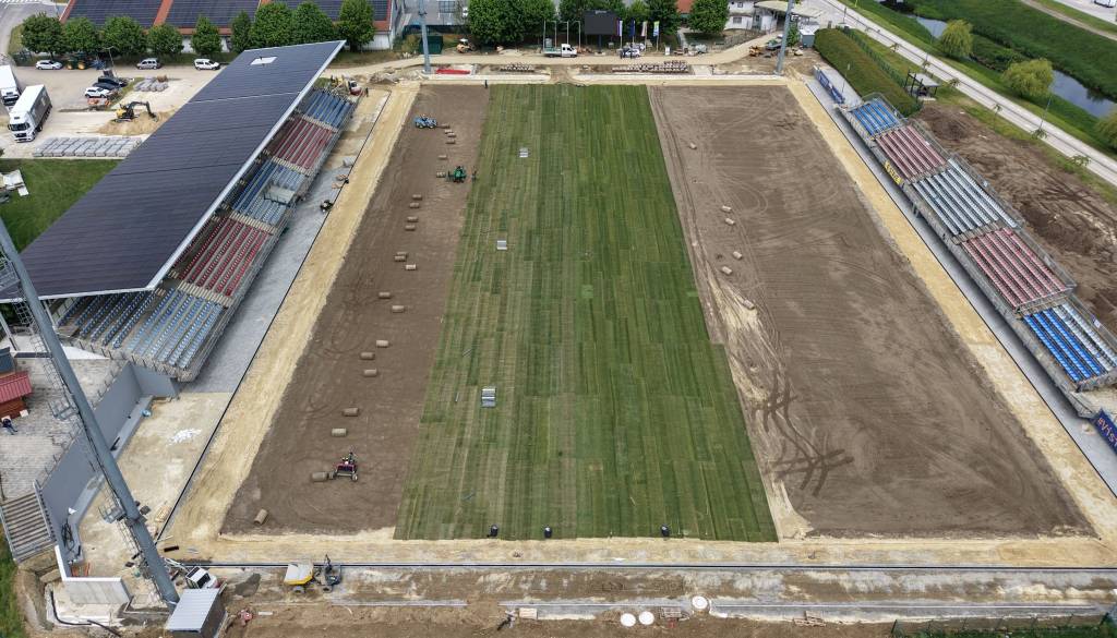 Velika investicija v Lendavi, obnavljajo nogometno igrišče dobiva končno podobo