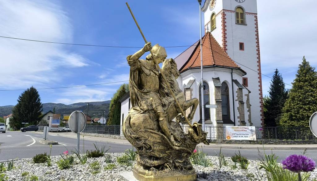 V Hočah postavili kip svetega Jurija: Simbol poguma na krožišču ob cerkvi